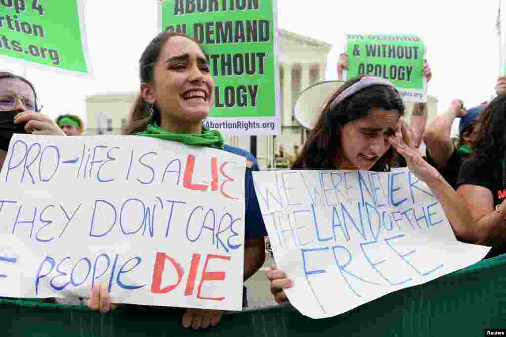 Los partidarios del derecho al aborto reaccionan a la anulación de Roe vs Wade. En algunos de los carteles se lee: &quot;Pro-vida es una mentira. No les importa si las personas mueren&quot;.&nbsp;