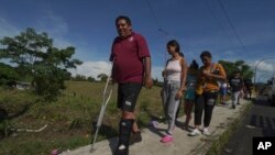 Migran Venezyelyen Jesus Gonzalez, ki kase pye li pandan li tap travese Pas Darien an mache ak fanmi ni nan eta Chiapas, peyi Meksik, 8 Jyen 2022. 