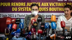 Un accusateur prend la parole lors d'une conférence de presse organisée par l'Association marocaine pour les droits des victimes à Tanger, dans le nord du Maroc, le 17 juin 2022.