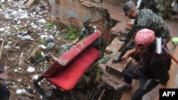 ACHIVO - Soldados del Ejército retiran un sofá arrastrado por fuertes lluvias en Tegucigalpa, en mayo de 2022.