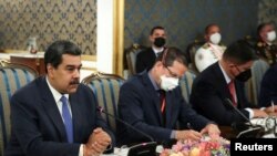 ARCHIVO - El presidente venezolano, Nicolás Maduro, se reúne con el presidente iraní Ebrahim Raisi en Teherán, Irán, el 11 de junio de 2022. 