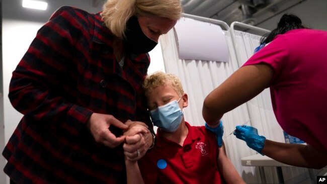 미국 캘리포니아주의 12세 소년이 지난해 5월, 코로나 백신 주사를 맞고 있다. (자료사진)