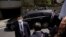 Yon machin kap transpote kadav ansyen Premye Minis Japone Shinzo Abe rive lakay li nan Tokyo, Samdi 9 Jiye, 2022. 