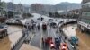 Pemandangan dari udara menunjukkan petugas penyelamat dan banjir di dekat Jembatan Shuinan setelah hujan deras di Jianou, Provinsi Fujian, China, 19 Juni 2022. (Foto: via Reuters)