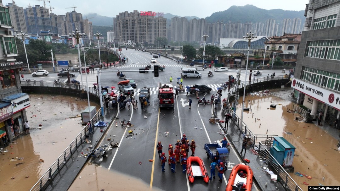 Pemandangan dari udara menunjukkan petugas penyelamat dan banjir di dekat Jembatan Shuinan setelah hujan deras di Jianou, Provinsi Fujian, China, 19 Juni 2022. (Foto: via Reuters)