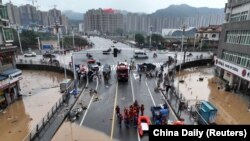 Pemandangan dari udara menunjukkan petugas penyelamat dan banjir di dekat Jembatan Shuinan setelah hujan deras di Jianou, Provinsi Fujian, China, 19 Juni 2022. (Foto: via Reuters)