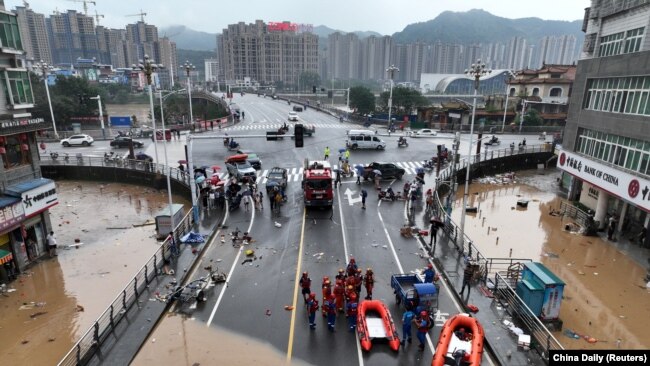 지난 19일 중국 푸젠성 젠어우 시내 침수 지역에서 구조요원들이 활동하고 있다.