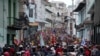 Manifestantes antigubernamentales marchan hacia el palacio presidencial en Quito, el 22 de junio de 2022.