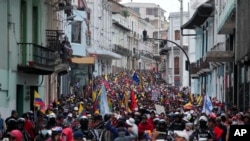 Manifestantes antigubernamentales marchan hacia el palacio presidencial en Quito, el 22 de junio de 2022.