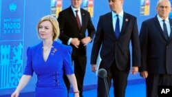 （左）英国外交大臣利兹∙特拉斯（Liz Truss）抵达马德里北约峰会会场。（2022年6月29日）