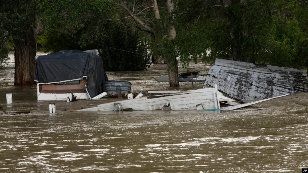 Las inundaciones afectaron propiedades a lo largo del río Clarks Fork Yellowstone cerca de Bridger, Montana, EEUU, el lunes 13 de junio de 2022.