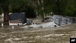 Las inundaciones inundaron la propiedad a lo largo del río Clarks Fork Yellowstone cerca de Bridger, Montana, el lunes 13 de junio de 2022.