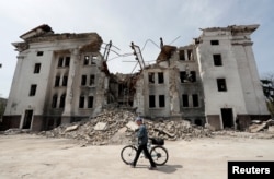 Pemandangan gedung teater yang hancur akibat konflik Ukraina-Rusia di selatan kota pelabuhan Mariupol, Ukraina 25 April 2022. (Foto: Reuters)