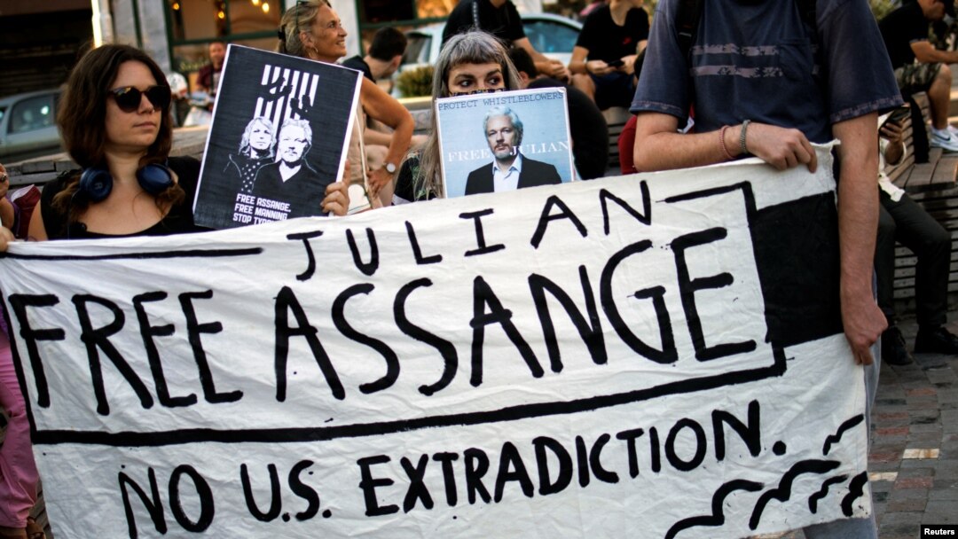 Para pendukung pendiri WikiLeaks Julian Assange melakukan aksi unjuk rasa menentang ekstradisinya dari Inggris ke AS (foto: ilustrasi). 