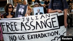 Partidarios sostienen una pancarta durante una protesta contra la extradición del fundador de WikiLeaks, Julian Assange, de Gran Bretaña a Estados Unidos, en Atenas, Grecia, el 20 de junio de 2022.