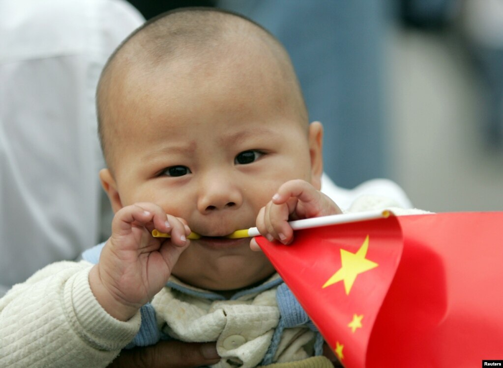 资料照：一个中国幼儿手拿一面中国国旗。(photo:VOA)
