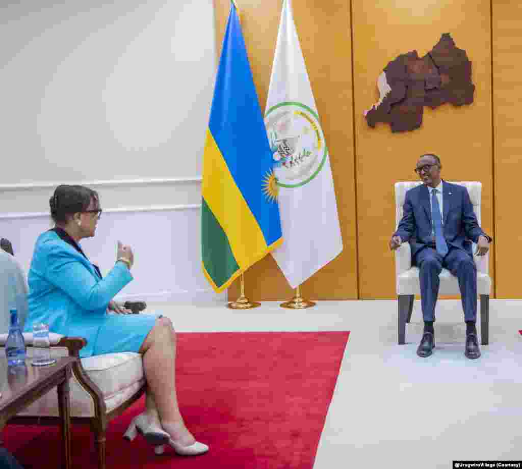 Kuri ino foto, Prezida Kagame yari kumwe n&#39;umunyamabanga mukuru wa Commonwealth&nbsp;Patricia Scotland. Paul Kagame yatorewe kuba umukuru w&#39;uwo muryango mu kiringo c&#39;imyaka ibiri iri imbere, Madame Patricia nawe yongerwa manda y&#39;ubunyamabanga&nbsp; bw&#39;uwo muryango uhurikiyemwo ibihugu bihuriye ku rurimi rw&#39;icongereza.&nbsp; &nbsp;