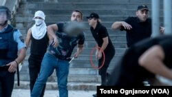 Целосно во црна облека, со капче и очила за сонце е второто вооружено лице што стрелаше за време на тензиите што се случија кај плоштадот „Скендербег