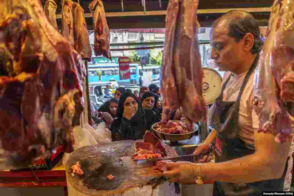Since Russia invaded Ukraine and disrupted global food and energy supply chains, Egypt&rsquo;s Cairo Chamber of Commerce says consumer demand for meat is 50% lower than last year, with some livestock prices soaring by 30% or more. (Hamada Elrasam/VOA)