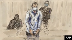 DOSSIER - Dans cette photo d'archive d'un croquis du tribunal réalisé le 9 février 2022, l'accusé Salah Abdeslam se tient devant le tribunal correctionnel spécial de Paris lors du procès des attentats de novembre 2015.  (Photo de Benoit Peyrucq/AFP)