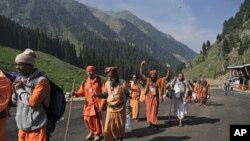 Umat Hindu memulai ziarah tahunan Amarnath Yatra ke gua es Himalaya, di Chandanwari, Pahalgam, selatan Srinagar, Kashmir yang dikuasai India, Kamis, 30 Juni 2022. (Foto: AP)