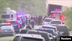 Autoridades y policías rodean la escena donde fueron encontrados decenas de migrantes muertos dentro de un camión en San Antonio, Texas, el 27 de junio de 2022.