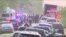 Autoridades y policías rodean la escena donde fueron encontrados decenas de migrantes muertos dentro de un camión en San Antonio, Texas, el 27 de junio de 2022.