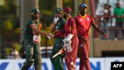 গায়ানার প্রোভিডেন্সের গায়ানা ন্যাশনাল স্টেডিয়ামে ওয়েস্ট ইন্ডিজ ও বাংলাদেশের মধ্যে প্রথম ওয়ানডে ম্যাচ জয়ের পর বাংলাদেশের মাহমুদুল্লাহ এবং কাজী নুরুল হাসান সোহানকে অভিনন্দন জানাচ্ছেন ওয়েস্ট ইন্ডিজের শাই হোপ এবং জেইডেন সিলস। ১০ জুলাই, ২০২২। (ছবি