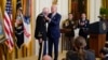 Tổng thống Joe Biden tặng Huân chương Danh dự cho cựu thiếu tá John Duffy, ngày 5/7/2022 tại Nhà Trắng.