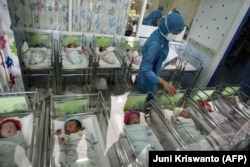 Perawat di Rumah Sakit Ibu dan Anak Surabaya, Jawa Timur, merawat 13 bayi baru lahir yang lahir pada 12 Desember 2012. (Foto: AFP/Juni Kriswanto)