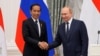 Presiden Rusia Vladimir Putin berjabat tangan dengan Presiden Indonesia Joko Widodo saat konferensi pers bersama setelah pertemuan mereka di Moskow, Rusia 30 Juni 2022. (Alexander Zemlanichenko/Pool via REUTERS)