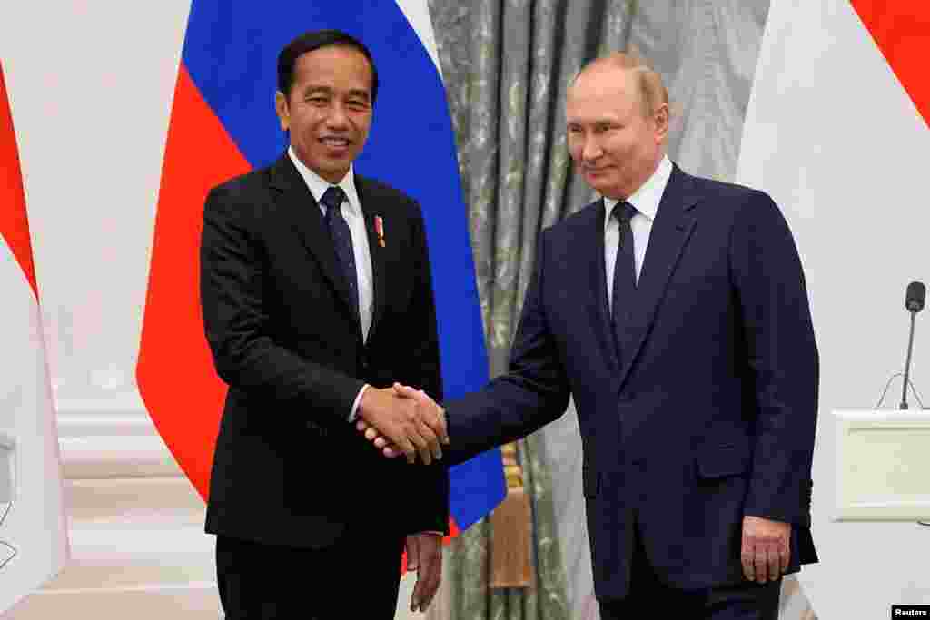 Presiden Rusia Vladimir Putin berjabat tangan dengan Presiden RI Joko Widodo saat konferensi pers bersama setelah pertemuan mereka di Moskow, Rusia 30 Juni 2022. (Foto: Reuters)&nbsp;