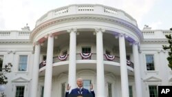 Архівне фото 2021 року: президент США Джо Байден виступає на південній галявині Білого дому. (AP Photo/Патрік Семанські) 