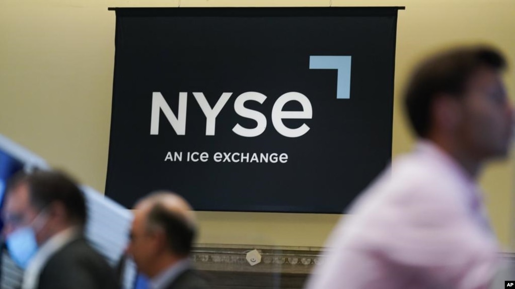 在纽约的纽约证券交易所，一个纽约证券交易所的标志（2022年6月15日）。(photo:VOA)