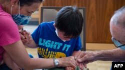 Seornag balita berusia tiga tahun menerima suntikan vaksin COVID-19 di Temple Beth Shalom di Needham, Massachusetts, pada 21 Juni 2022. (Foto: AFP/Joseph Prezioso)