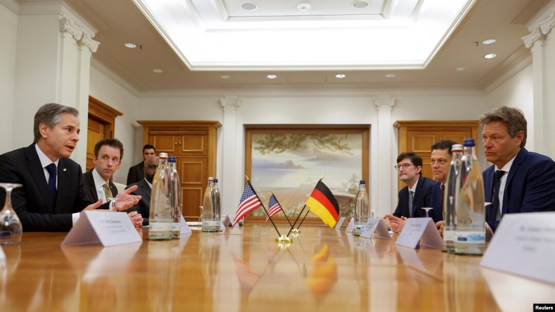 Menteri Luar Negeri AS Antony Blinken (kiri) bertemu dengan Wakil Kanselir Jerman/Menteri Ekonomi Robert Habeck di Berlin, Jerman, 24 Juni 2022. (REUTERS/Michele Tantussi)