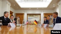 Menteri Luar Negeri AS Antony Blinken (kiri) bertemu dengan Wakil Kanselir Jerman/Menteri Ekonomi Robert Habeck di Berlin, Jerman, 24 Juni 2022. (REUTERS/Michele Tantussi)