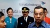 FILE PHOTO: Direktur Utama Garuda Indonesia (sekarang mantan) Emirsyah Satar didampingi kru-nya saat memberikan keterangan kepada wartawan di Jakarta, 11 Februari 2011. (REUTERS/Enny Nuraheni)
