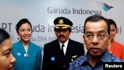 FILE PHOTO: Direktur Utama Garuda Indonesia (sekarang mantan) Emirsyah Satar didampingi kru-nya saat memberikan keterangan kepada wartawan di Jakarta, 11 Februari 2011. (REUTERS/Enny Nuraheni)