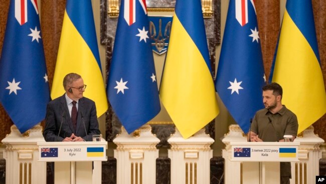 앤서니 앨버니지(왼쪽) 호주 총리가 3일 우크라이나 수도 크이우(러시아명 키예프)를 방문해 볼로디미르 젤렌스키 우크라이나 대통령과 회담 후 공동회견하고 있다.