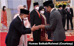 Presiden Jokowi memberikan ucapan selamat usai melantik menteri dan wamen sisa masa jabatan periode tahun 2019-2024, di Istana Negara, Jakarta, Rabu (15/06/2022).(Foto: Humas Setkab/Rahmat)