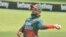 সেঞ্চুরিয়নের সুপারস্পোর্ট পার্কে দক্ষিণ আফ্রিকা এবং বাংলাদেশের মধ্যে তৃতীয় একদিনের আন্তর্জাতিক (ওডিআই) ক্রিকেট ম্যাচ চলাকালীন ফিল্ডিং করার সময় বাংলাদেশের সাকিব আল হাসান বল ছুঁড়ে মারছেন।(ছবি ক্রিশ্চিয়ান কোটজে / এএফপি)