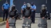 ARCHIVO - La policía antidisturbios monta guardia frente al Complejo Policial Evaristo Vásquez, conocido como 'el Chipote'. en junio de 2021. 