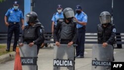 ARCHIVO - La policía antidisturbios monta guardia frente al Complejo Policial Evaristo Vásquez, conocido como 'el Chipote'. en junio de 2021. 