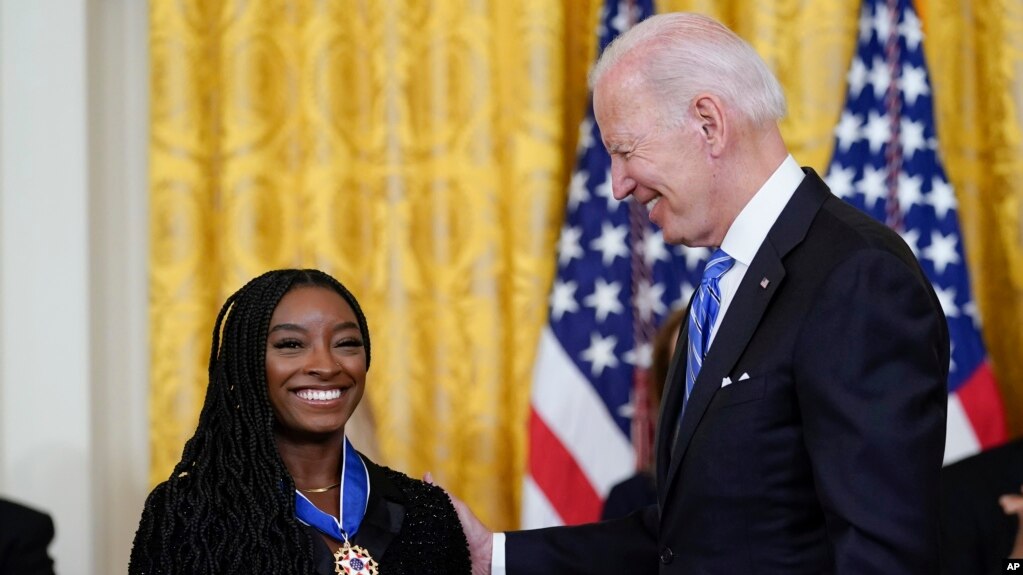 Tổng thống Joe Biden trao Huy chương Tự do cho vận động viên Simone Biles tại Nhà Trắng, Washington, 7/7/2022.