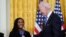 Tổng thống Joe Biden trao Huy chương Tự do cho vận động viên Simone Biles tại Nhà Trắng, Washington, 7/7/2022.