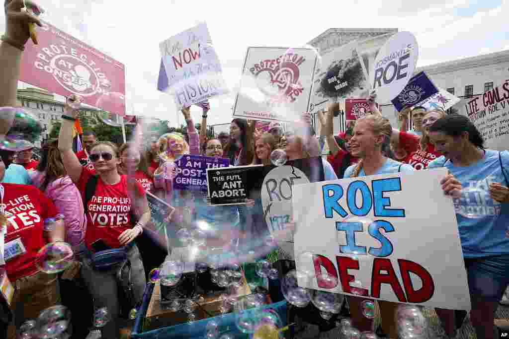 Pendukung larangan aborsi merayakan keputusan Mahkamah Agung AS di luar gedung Mahkamah Agung di Washington pada 24 Juni 2022, setelah&nbsp;MA menghapus perlindungan atas hak aborsi yang telah berlaku selama hampir 50 tahun.