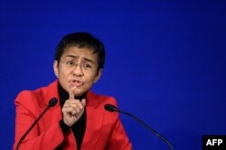 Peraih Hadiah Nobel Perdamaian Maria Ressa memberikan pidato pada Upacara Penghargaan Kartun pada Hari Kebebasan Pers Sedunia di Jenewa. (Foto: AFP)