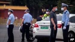资料照：北京天安门广场附近的警察在执勤。（2022年6月4日）