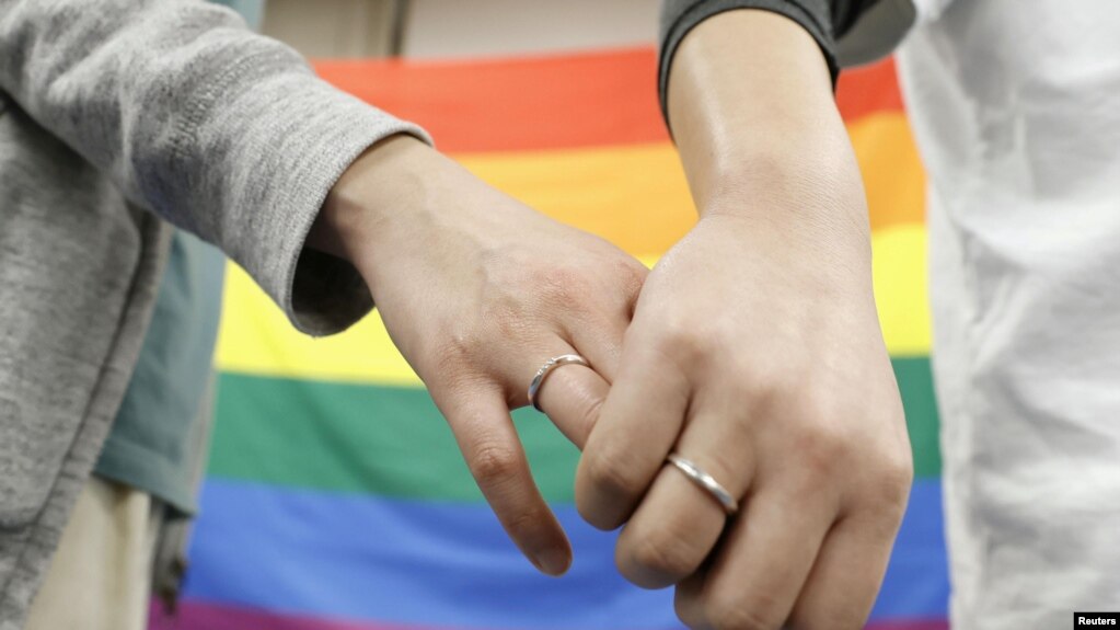 2021年3月17人，日本北部的北海道札幌地区法院对同性恋婚姻合法性做出裁决之后，原告手拉手。(photo:VOA)